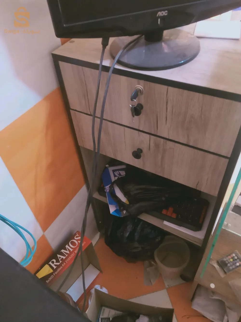 armoire de téléphone plus caisse et contoire