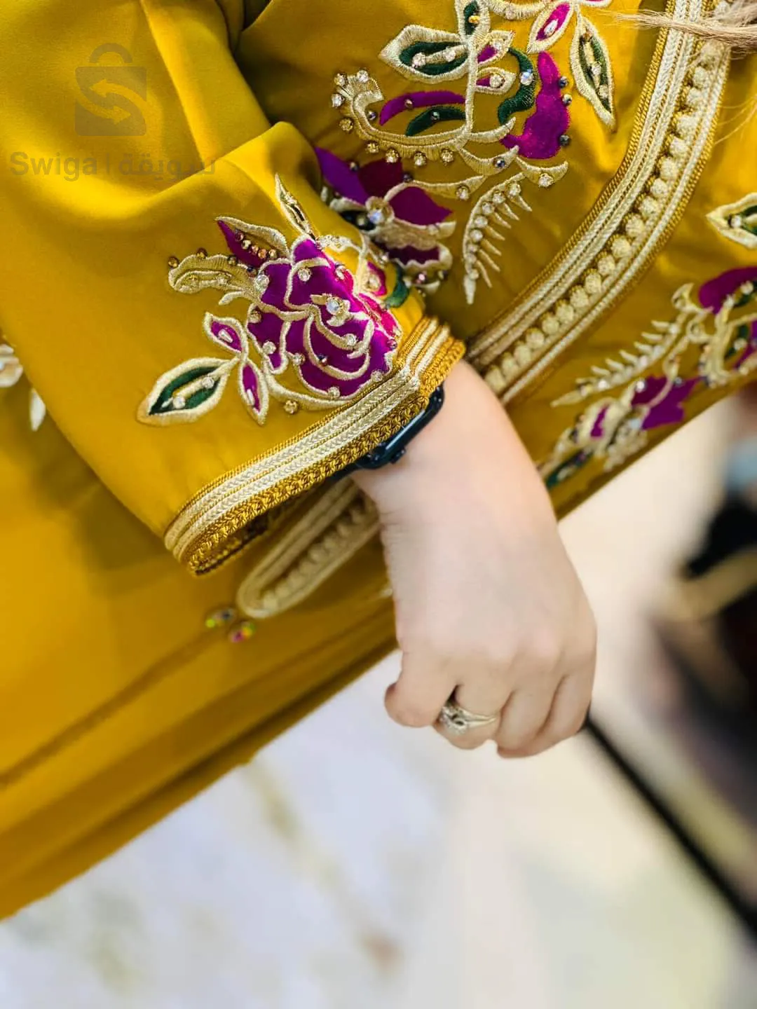 جلابة مطرزة بالورود