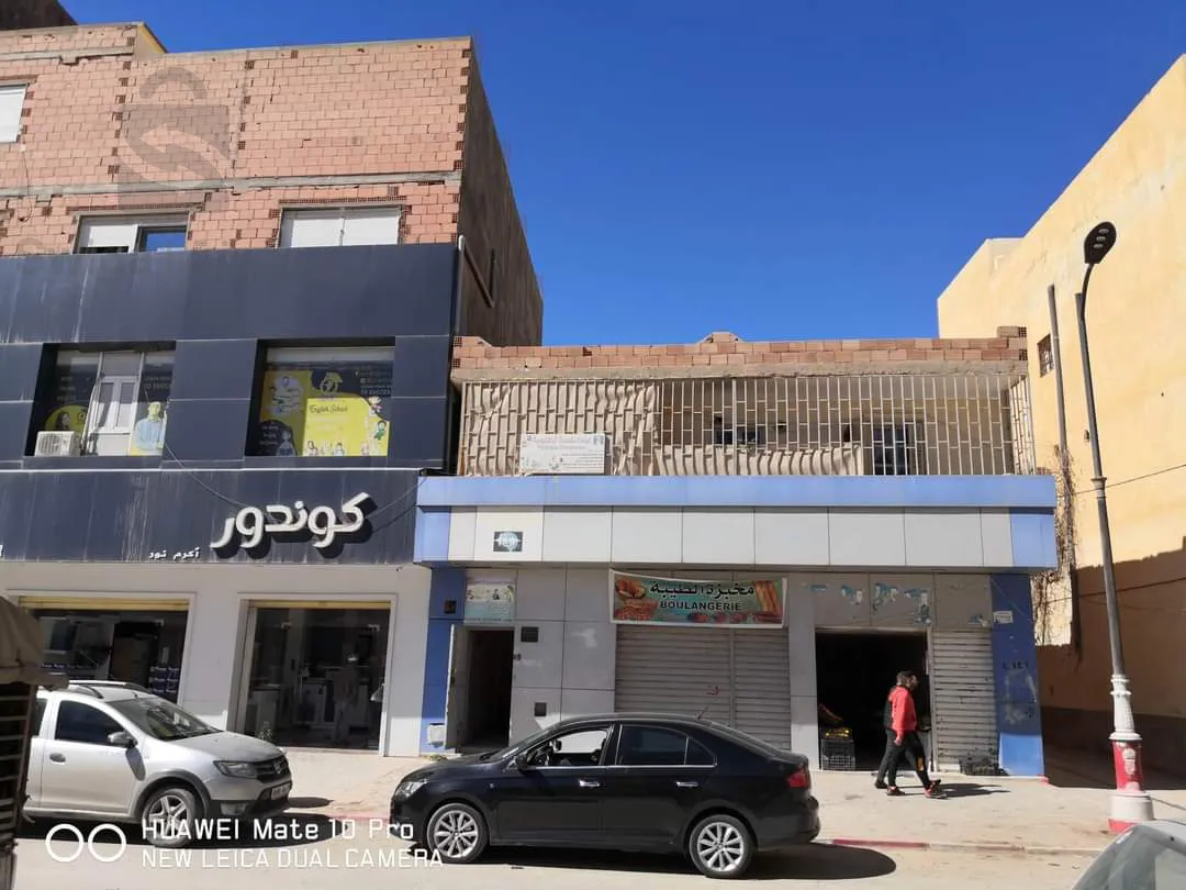 عقار تجاري بحي المستشفى بلقرب من مديرية الولائية للضرائب و بلقرب من  مديرية ولائية للنقل و مجلس الشعبي الولائي