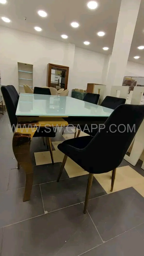 طاولات غرفة الطعام