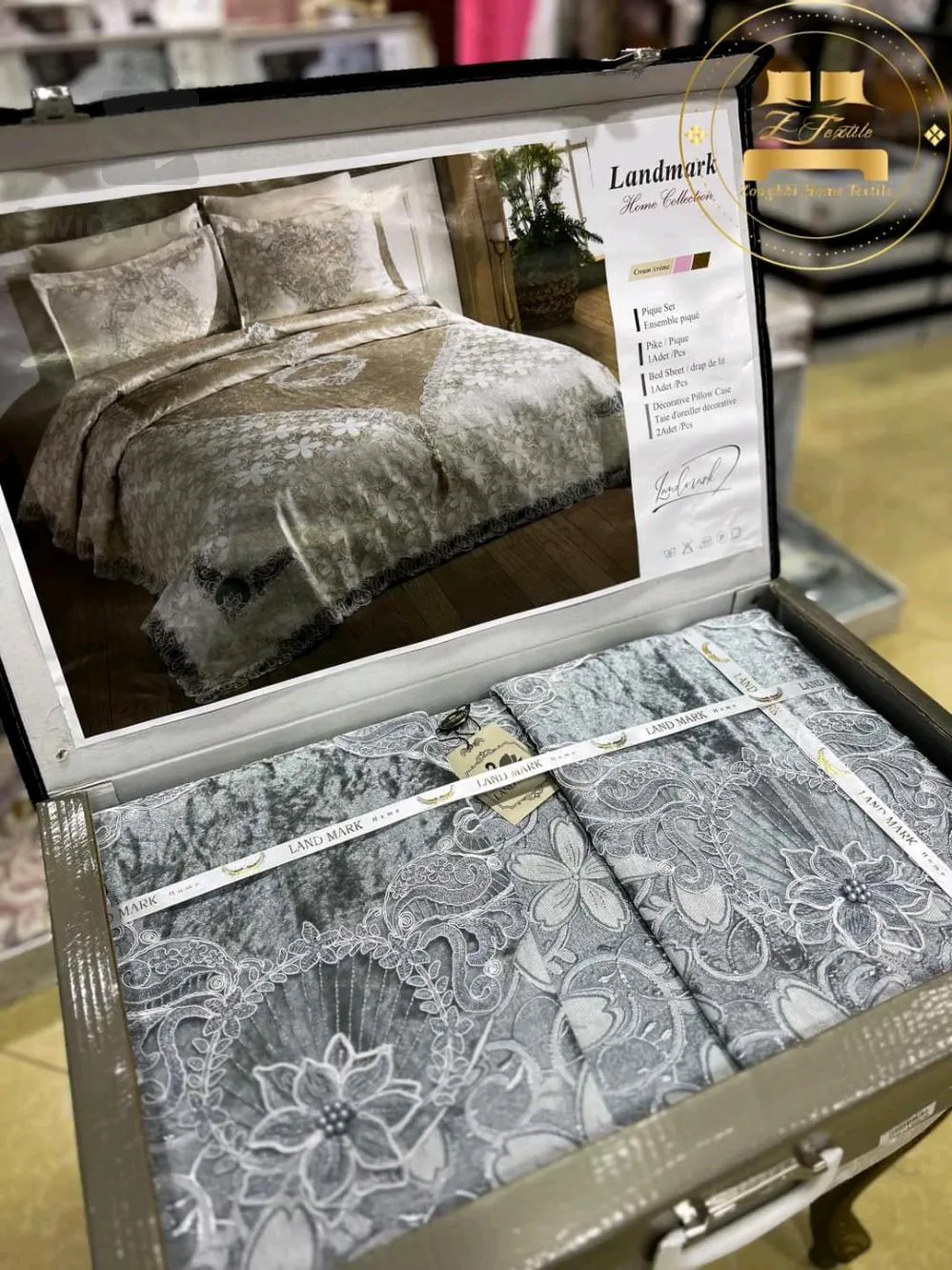 Coverly + 2 cushions + drapery