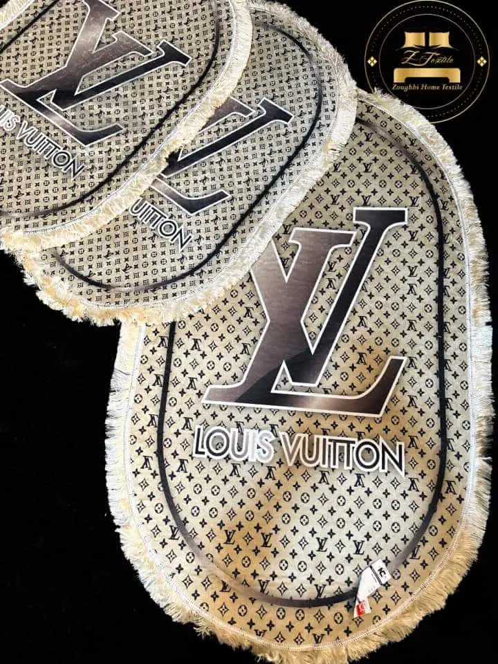 3 سجادة بجانب السرير