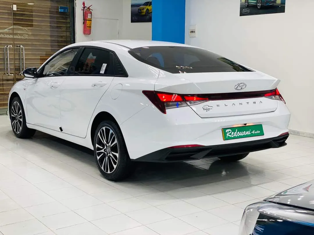 HYUNDAI  ELANTRA 2022