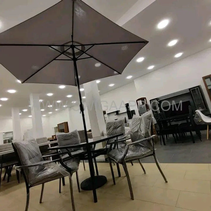 طاولة الحديقه