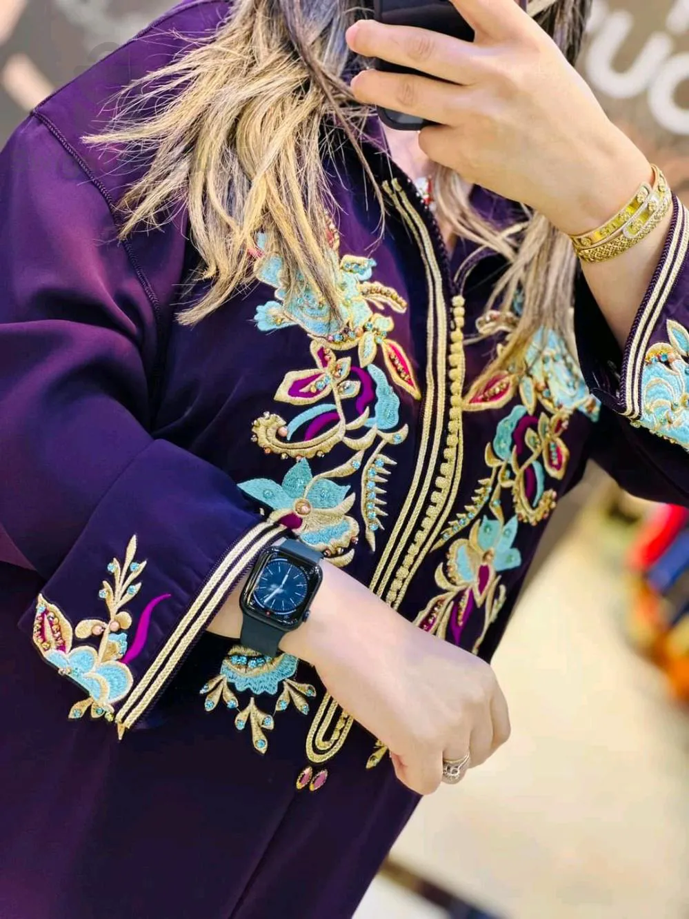 جلابة مطرزة بالورود