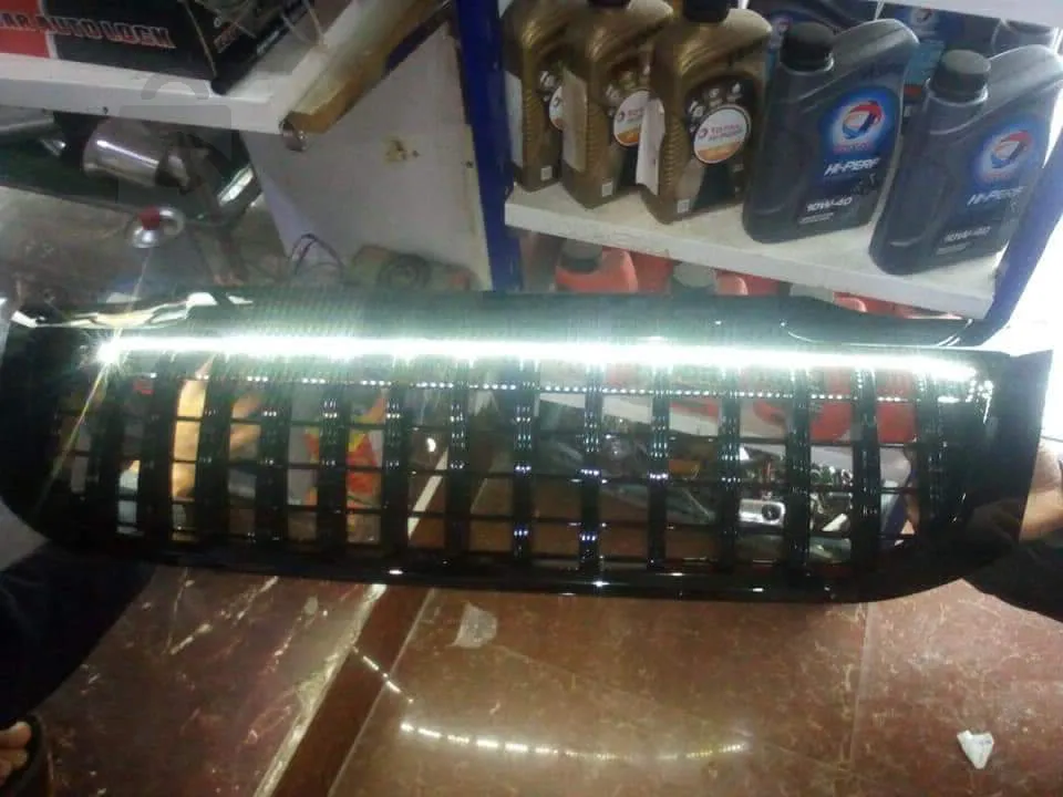 مصبغة تويوتا هايلكس موديل جديد مع ليد ونموذج مع كشافات خطر