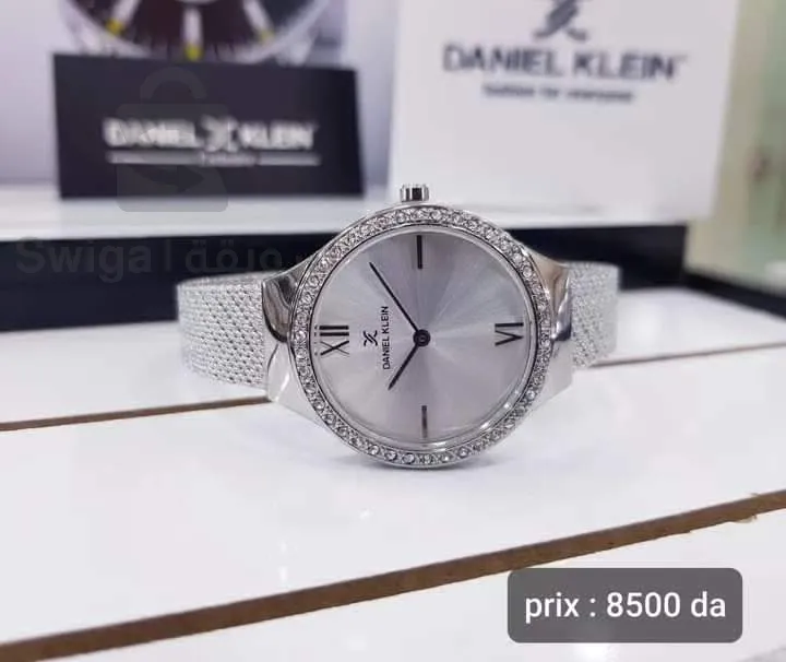 ساعة نساء باللون الفضي