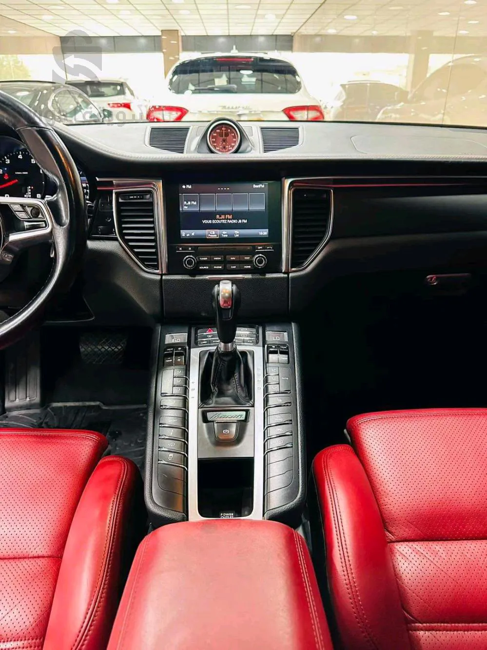 PORSCHE        MACAN