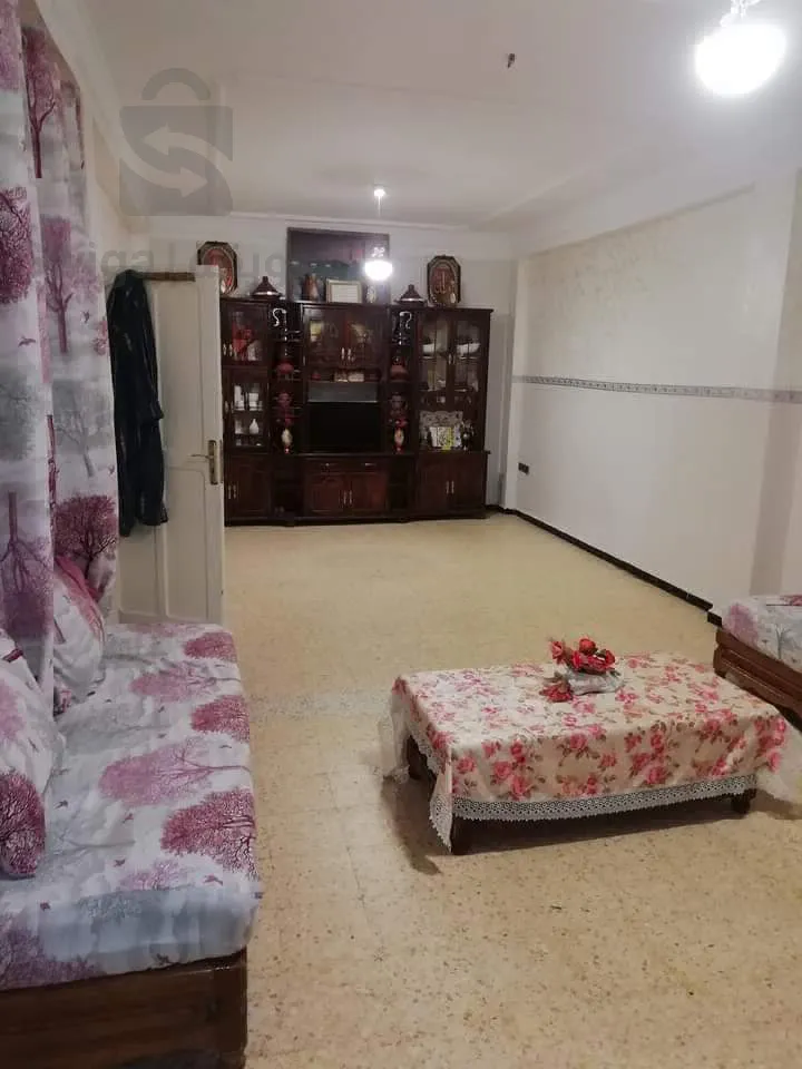 السلام عليكم ورحمة الله وبركاته 
قادة للعقارات يقترح عليكم 
✅ منزل 🏠للبيع// الجلفة 🇩🇿
✅ الموقع//🌎🌐 حي فكاني( بوتريفيس) بلقرب من عيادة طبيب قدوري🏠🧂
✅ المساحة:: 11م عرض على 25 م طول /11.25) متر  دوبل فاص ☝اي (11م على 16) متر 
✅ التفاصيل /// فاص رقم واحد ☝يتكون من طابق ارضي قراج سيارة 🚗 كبير وغرفة ضيوف ومرحاض وحمام 🛀🚽🛀 🖍 طابق 🖍الاول  f4 ومرحاض 🚰وحمام 🚽🛀 وهول كبير واتيراس🖍 فاص رقم 2 يتكون من طابق ارضي قراج سيارة 🚗 وغرفة ضيوف ومرحاض وحمام 🛀🚽  طابق الاول f3  وهول كبير  طابق ثاني اف2 واتيراس 🌐موقع سكني هادئ بلقرب من ابتدائىة ومسجد🕌 ونقل🚗 كل مرافق
✅ الوثائق ///دفتر 📓عقاري 
✅الرد على بريد الصفحة 📜
✅فايبر واتساب 
✅ رقم الهاتف ☎️0️⃣6️⃣6️⃣0️⃣0️⃣3️⃣0️⃣1️⃣1️⃣4️⃣