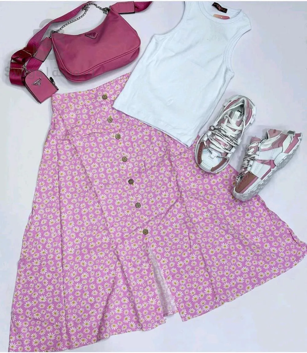 تنورة وبلوزة