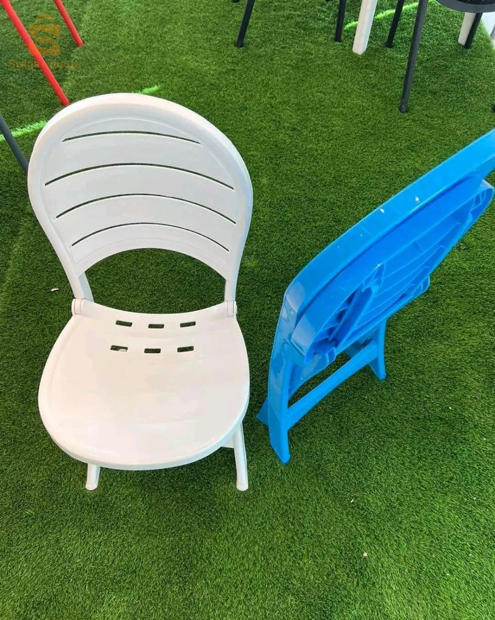 كراسي بلاستيكية