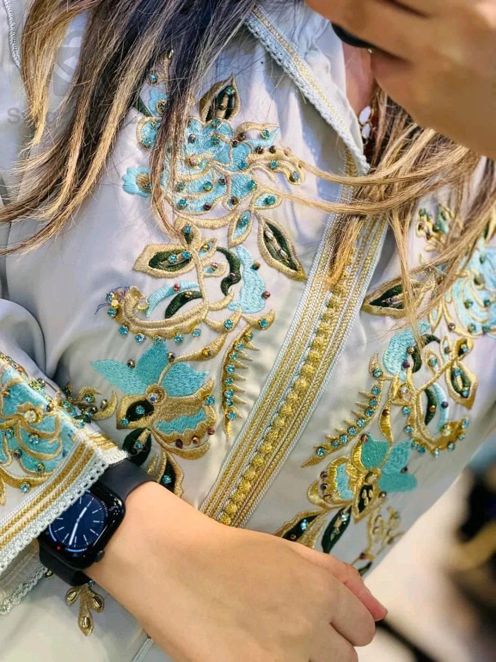 جلابة مطرزة بالورود