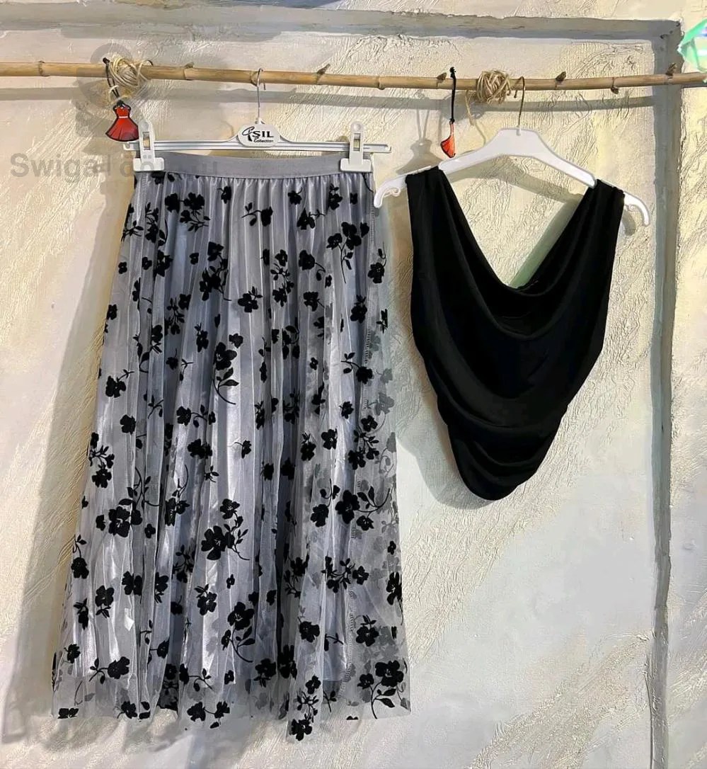 تنورة وبلوزة