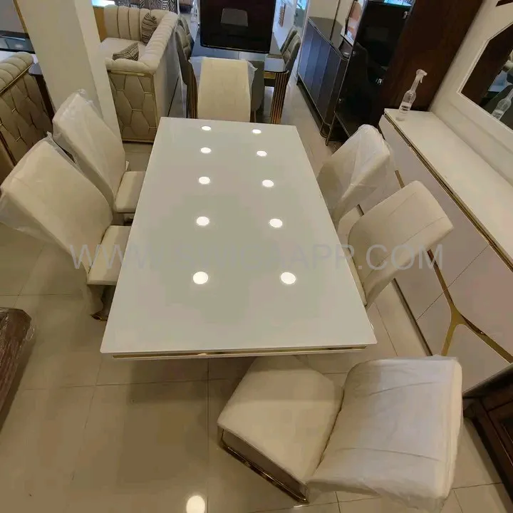 طاولة غرفة الطعام