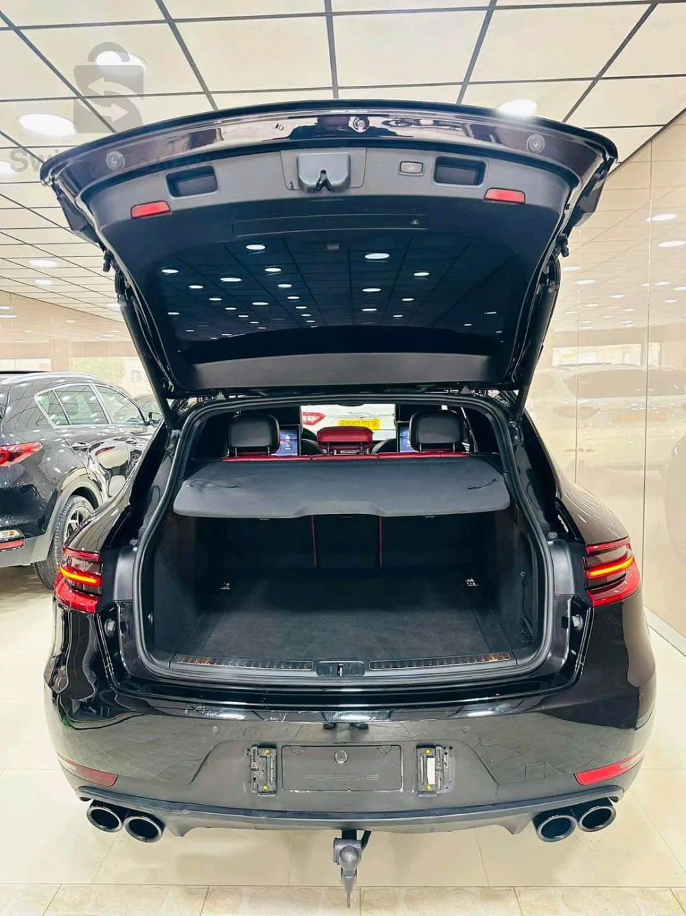PORSCHE        MACAN