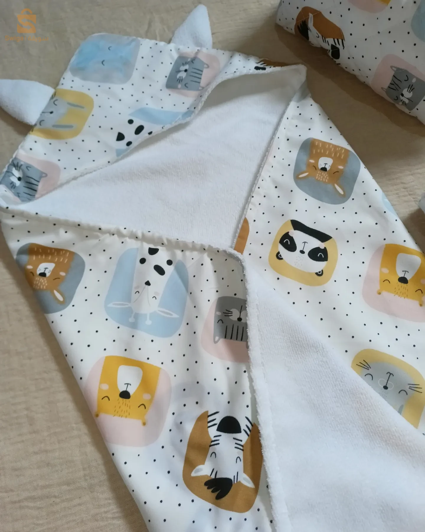 une cape de bain bébé( a 2500da )+ une trousse de toilette(a 800da)