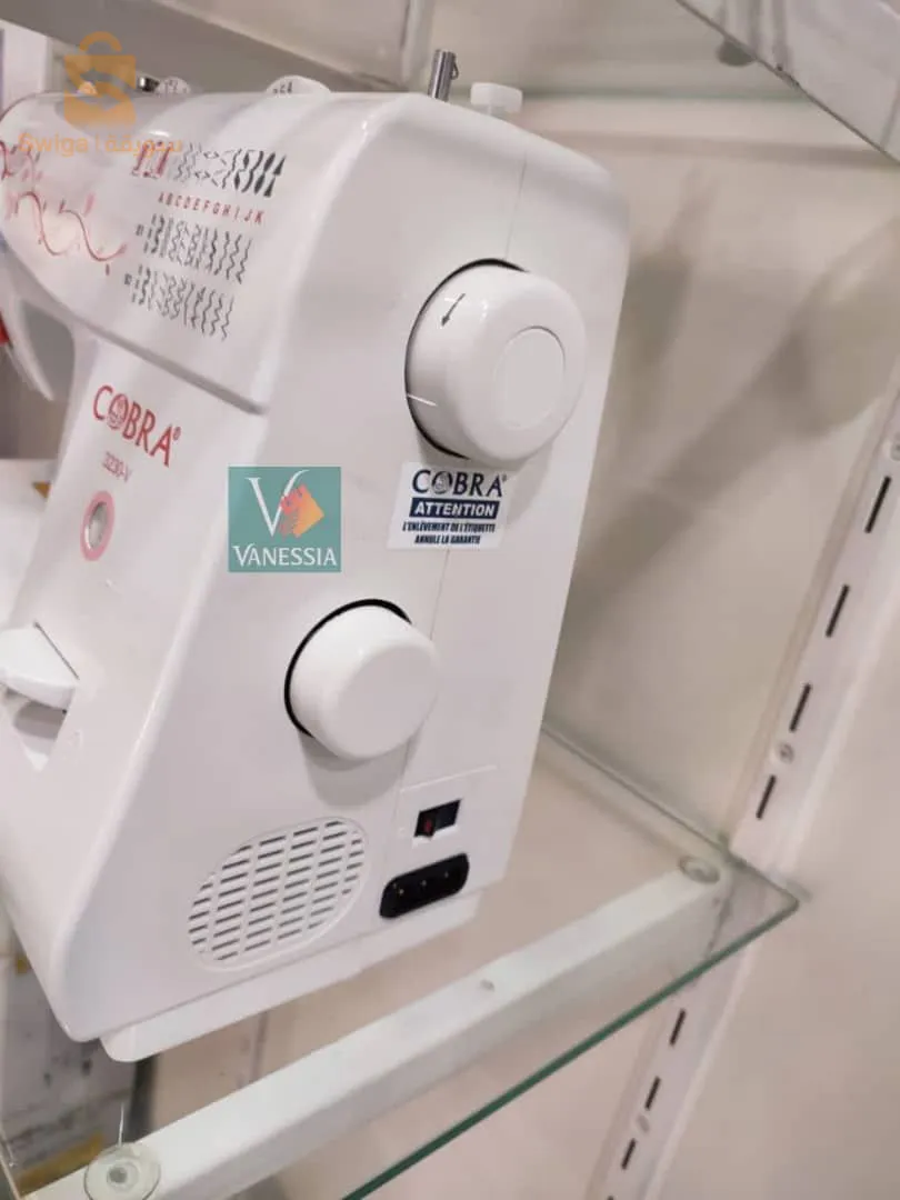 Machine a coudre de la marque Cobra :