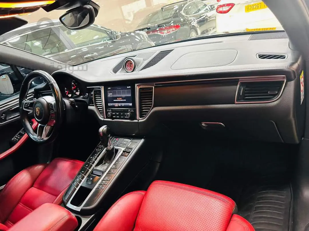 PORSCHE        MACAN