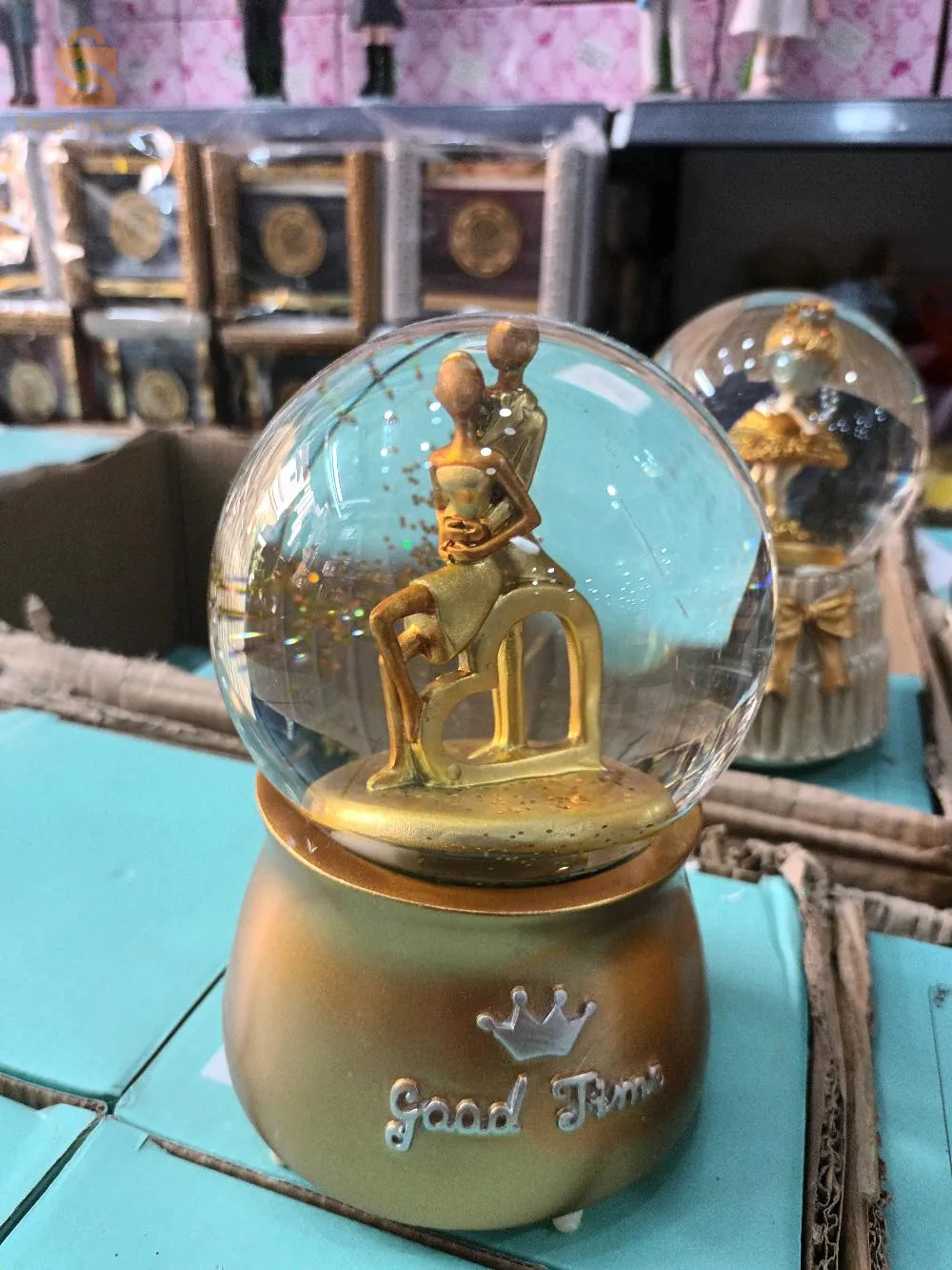 "كرة الثلج السحرية: هدية بيضاء من عالم الجليد"