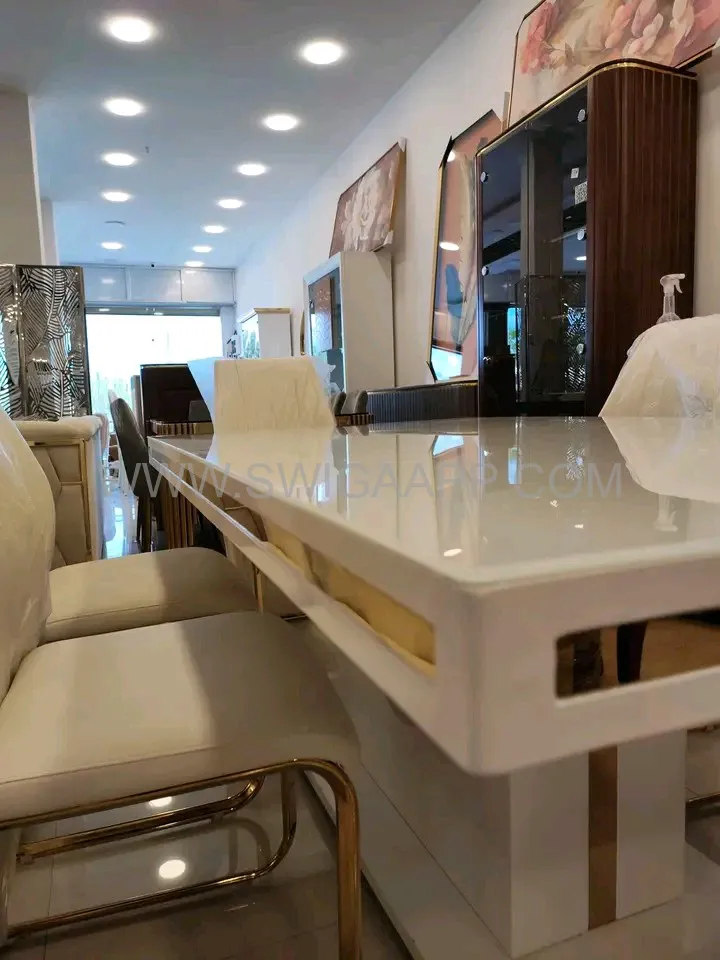 طاولة غرفة الطعام