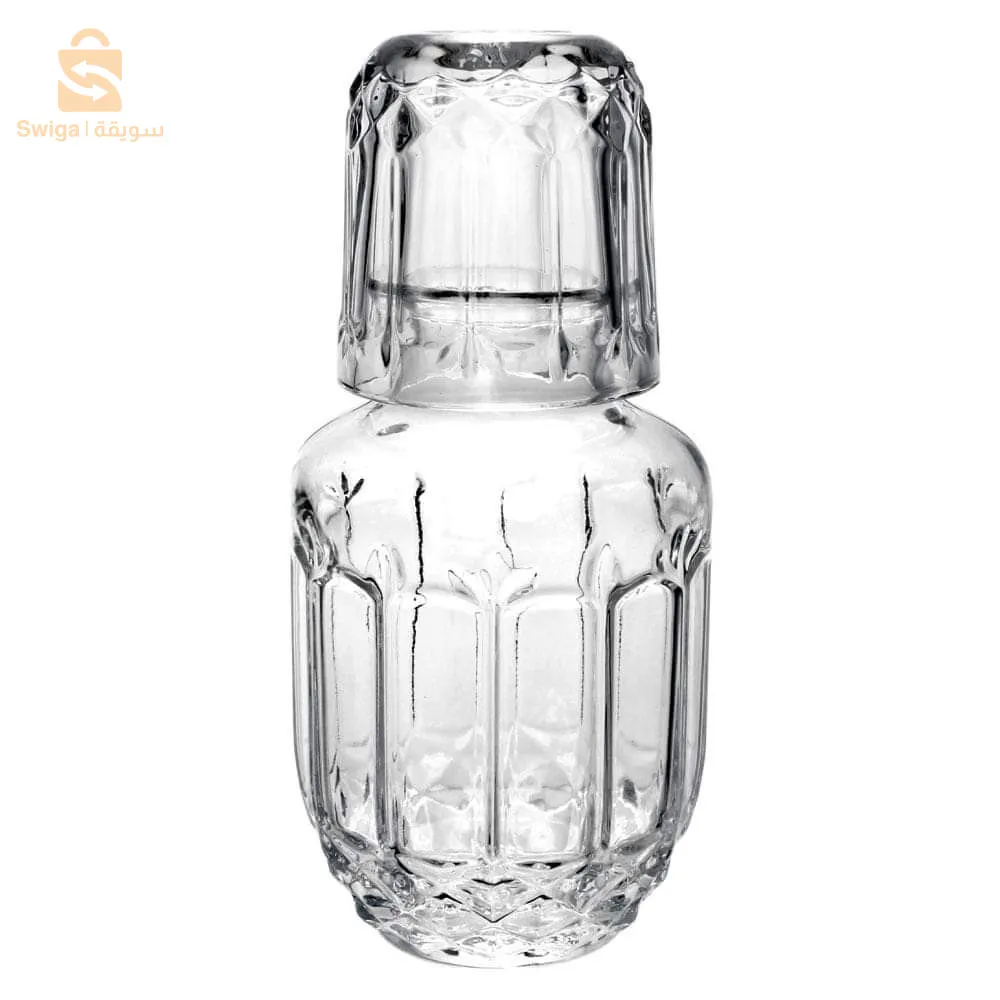 قارورة زجاج بدون غطاء وگأس
