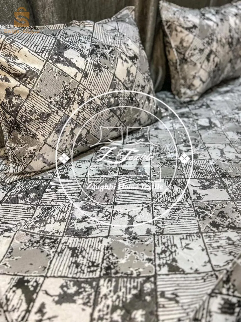 Couch cover + 2 pillow covers