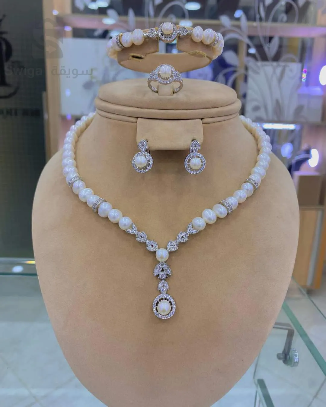 زينة جميلة النساء فضة