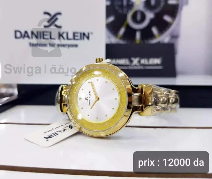 ساعة نسائية باللون الذهبي