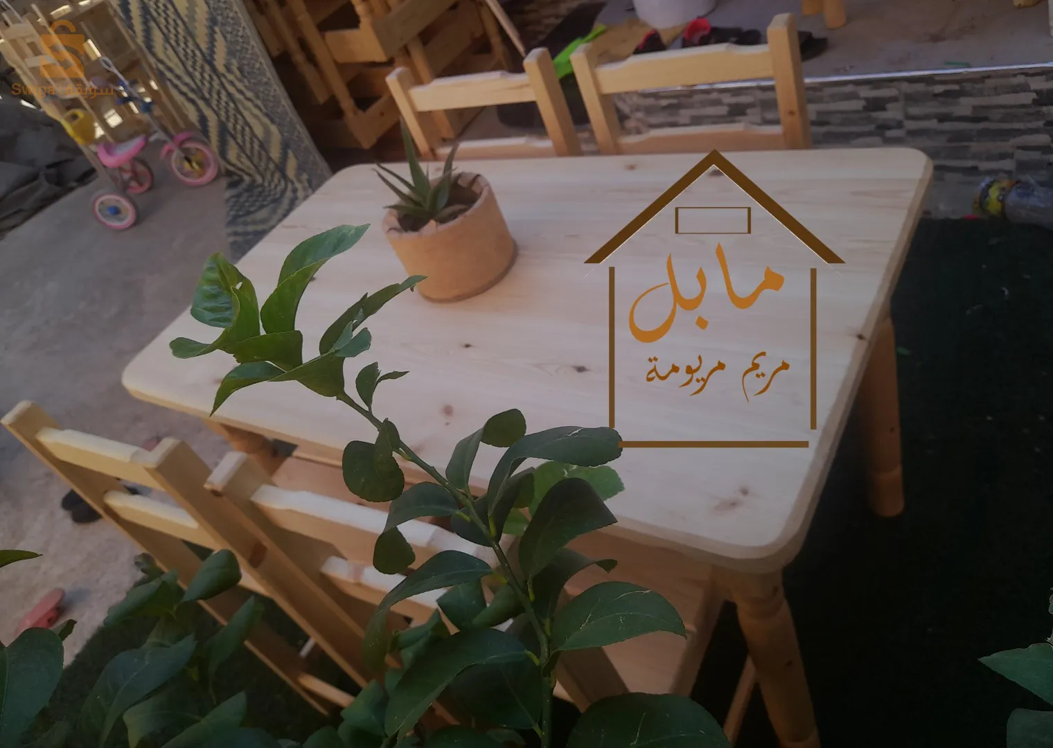 تشكيلة متنوعة من الطاولات المطبخية مع كراسي عادية أو كابيطوني عالية الجودة