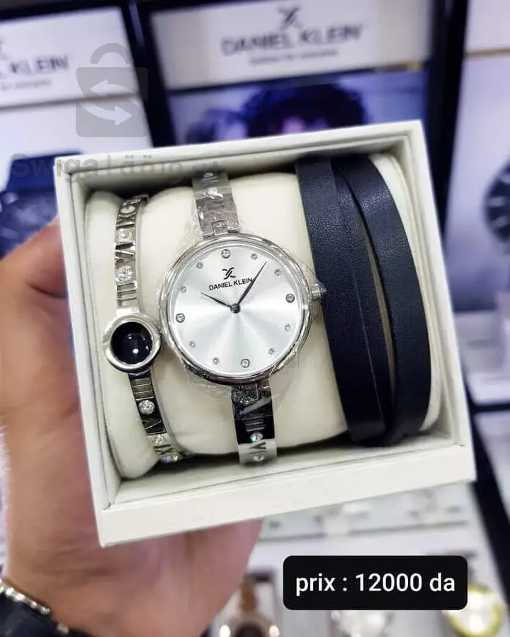 ساعة نسائية الزينة باللون الاسود