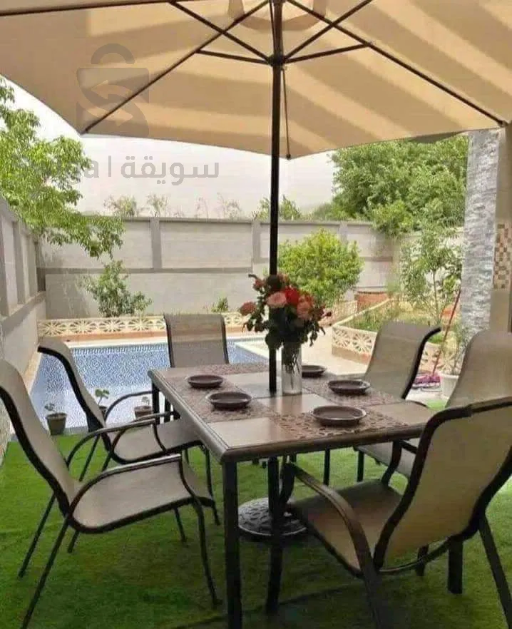 طاولات الطعام الخارجية