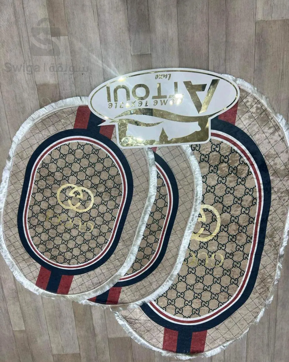 3 بساط بجانب السرير