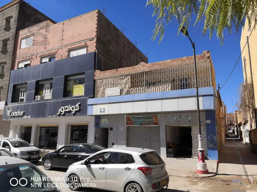 عقار تجاري بحي المستشفى بلقرب من مديرية الولائية للضرائب و بلقرب من  مديرية ولائية للنقل و مجلس الشعبي الولائي