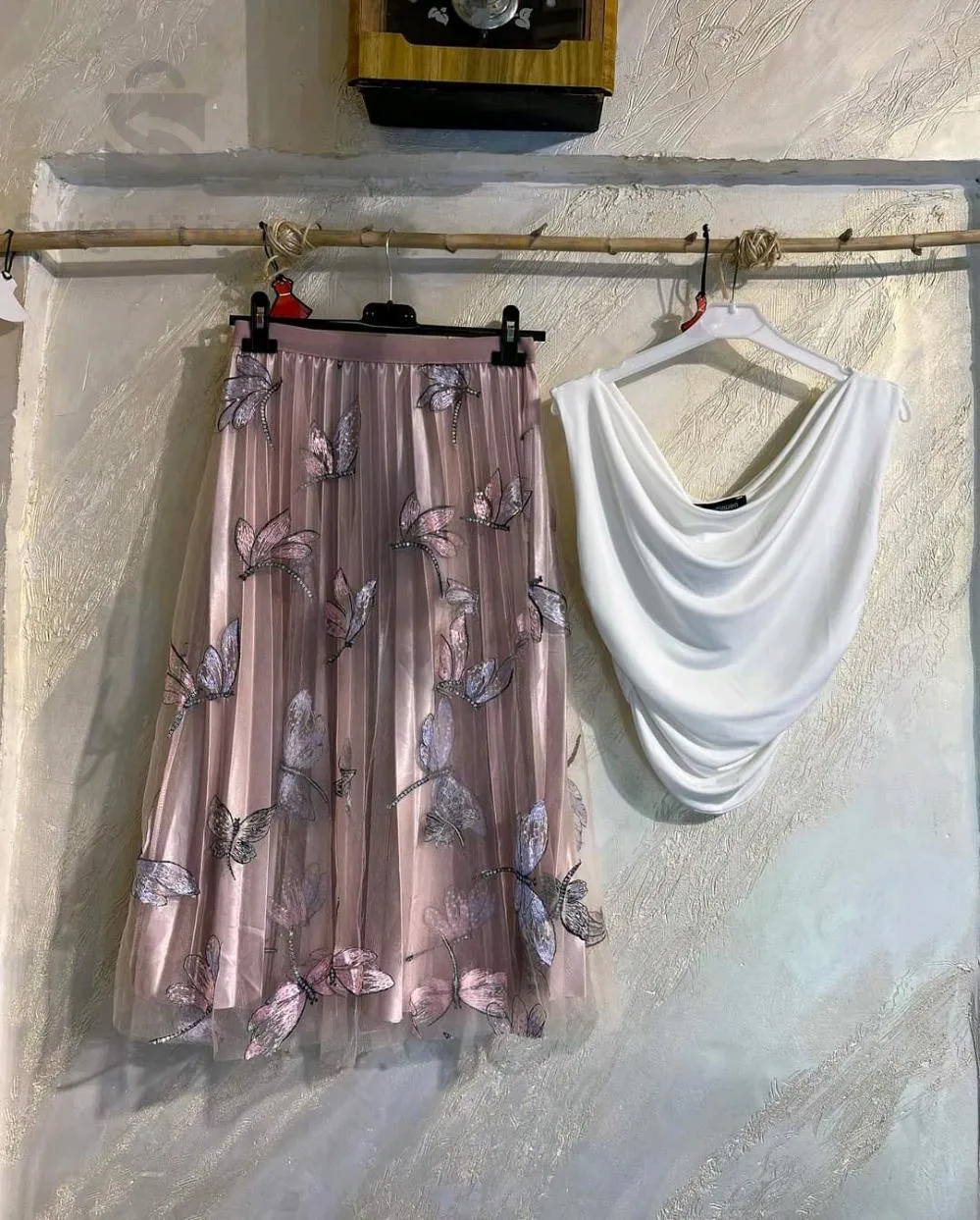 تنورة وبلوزة