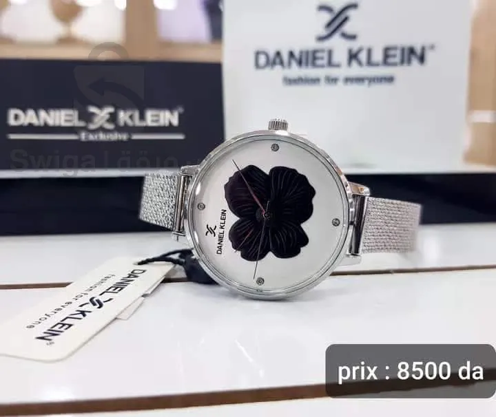 ساعة نساء باللون الفضي