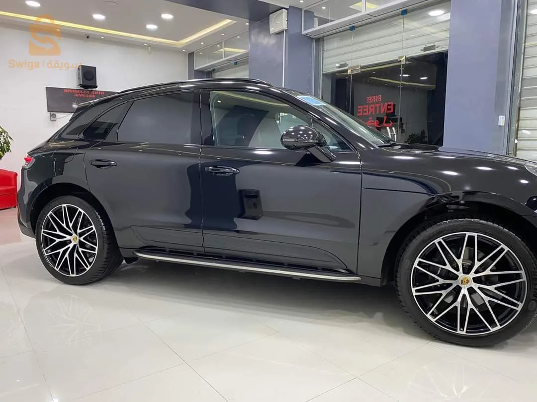 PORSCHE MACAN
