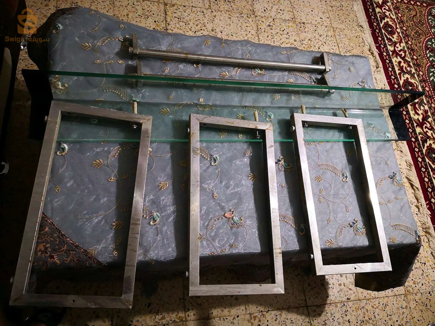 Lavabo double vasque en verre noir de salle de bain occasion. 
Dimension :144 cm × 60 cm
Avec miroir de la même dimension et deux lampes originales
Sans teroir