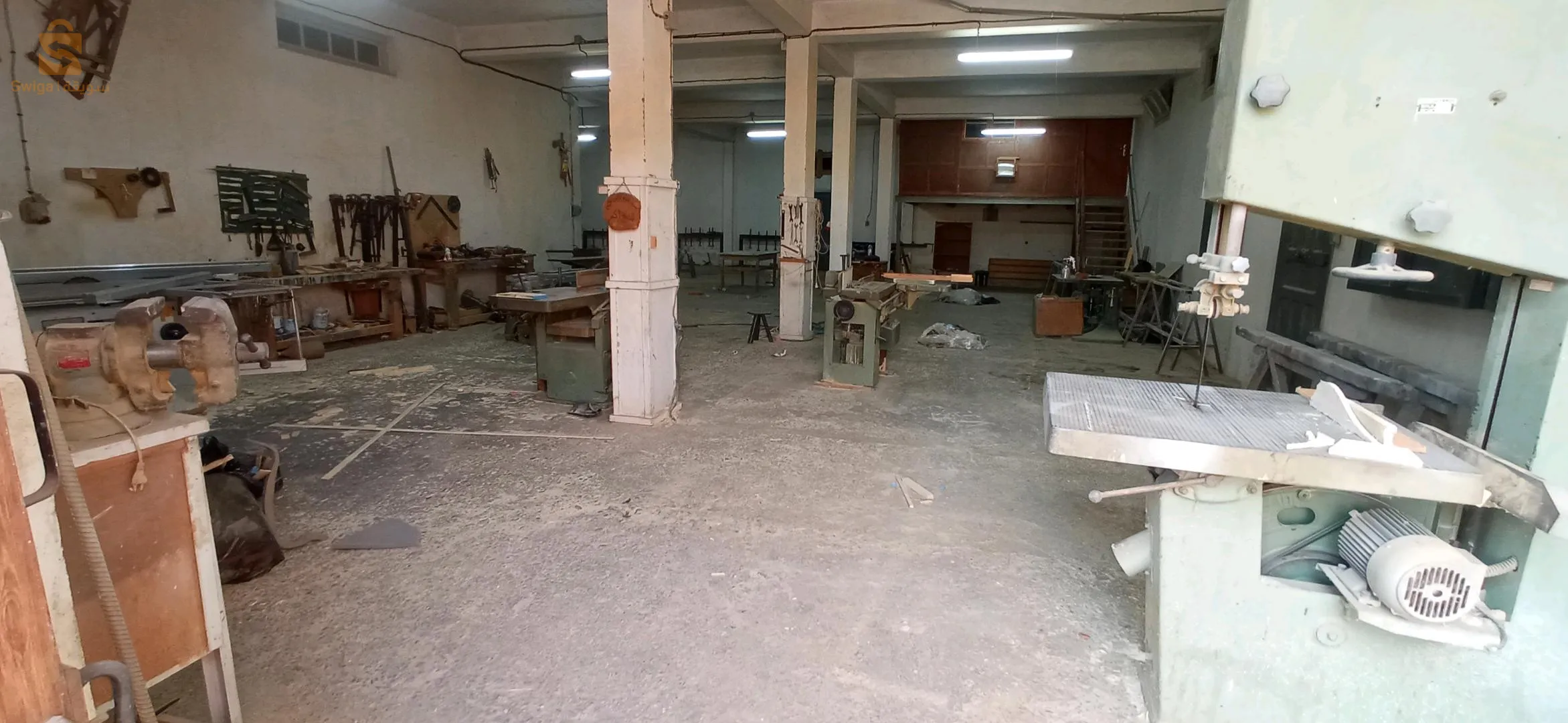 atelier de menuiserie à 400m² + 7machine industriel a louer