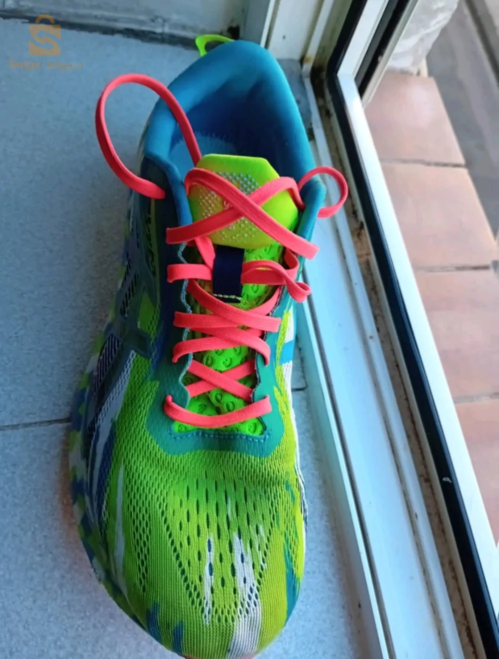 اديداس شابة ملبوسة 2 خطرات