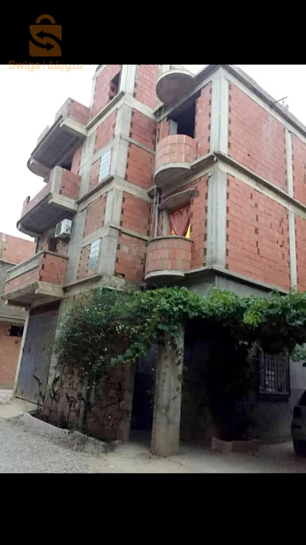 دار للبيع ف حمادي بن واضح من ثلاث طوابق