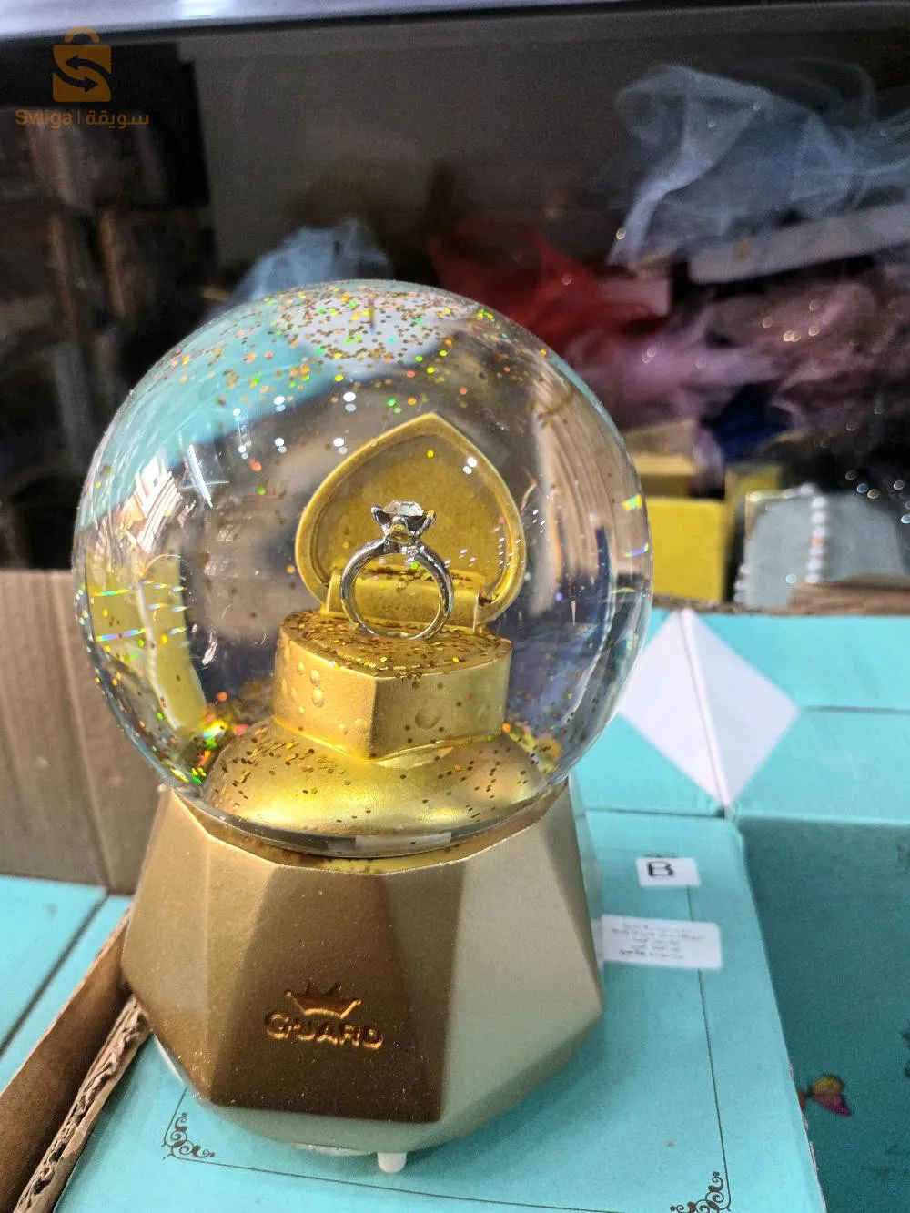 "كرة الثلج السحرية: هدية بيضاء من عالم الجليد"