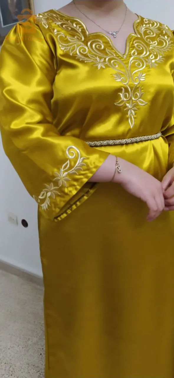 جبة مطروزة بشعرة حرة