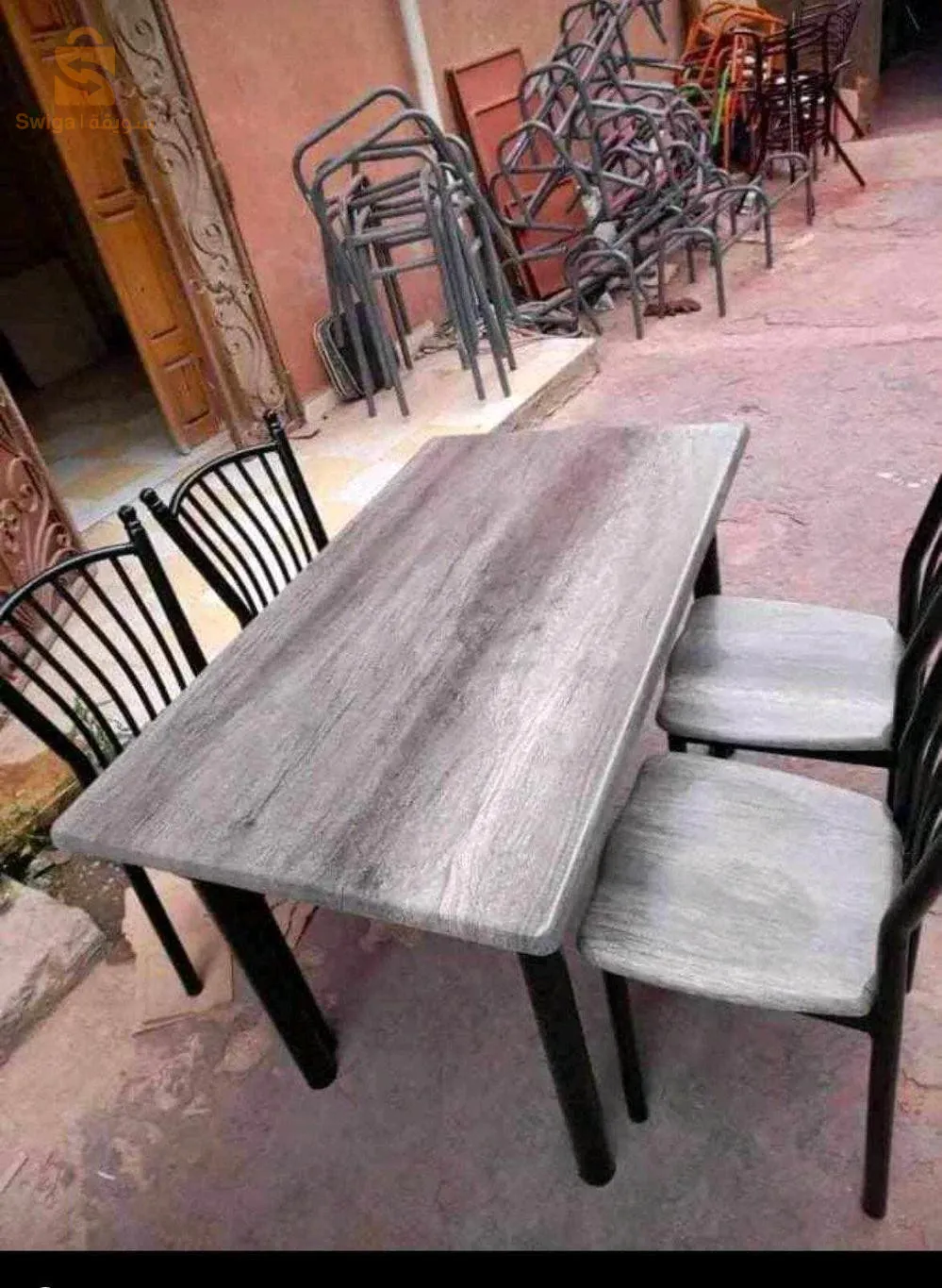 كراسي وطاولات