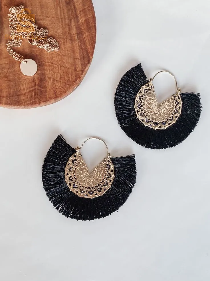 boucle d'oreilles inoxydables disponibles en blanc et en noir
