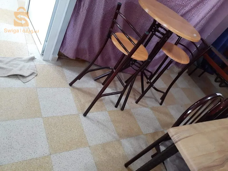 كراسي وطاولات