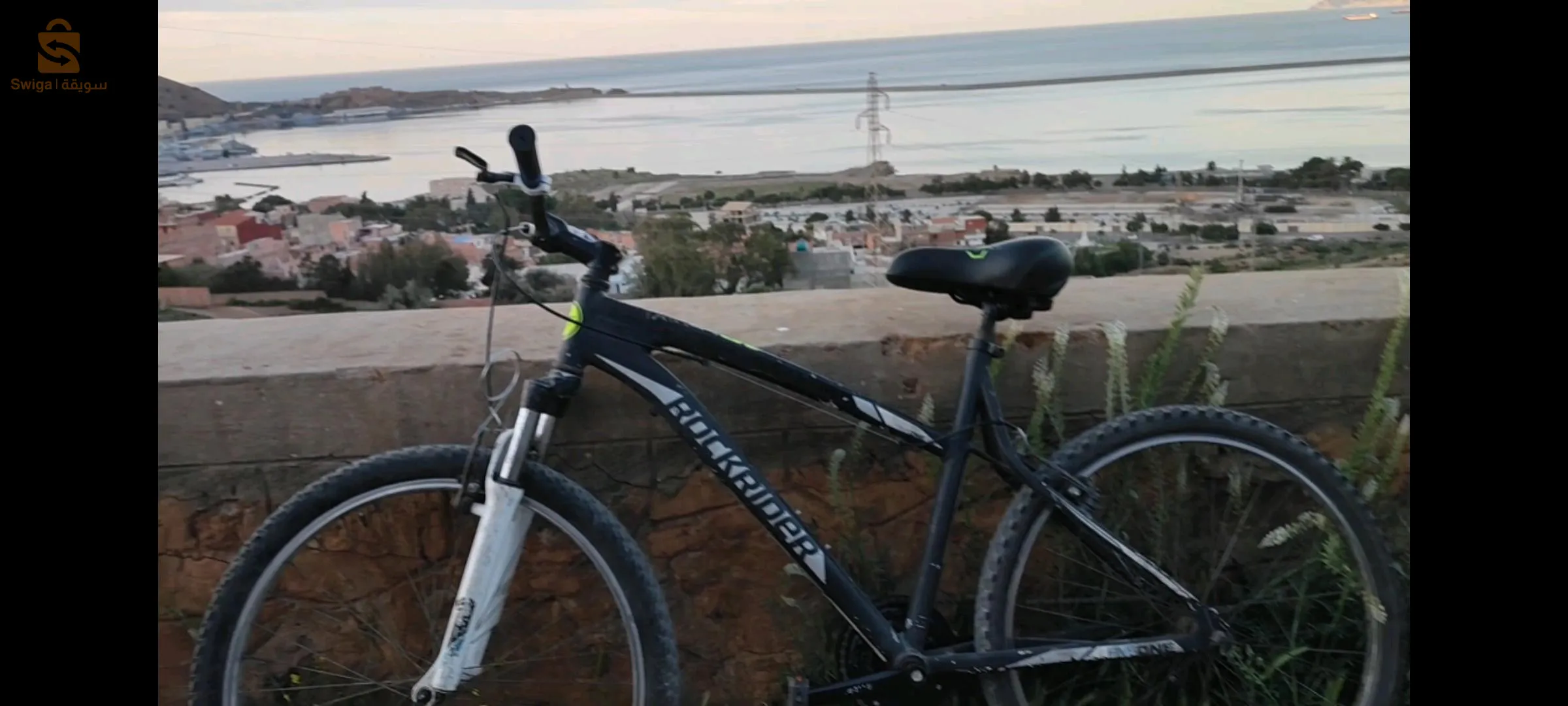 une belle vélo de la marque Rockrider gris