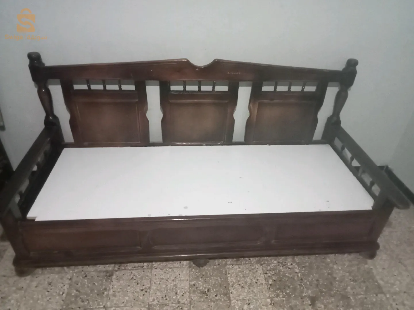 اثاث مستعمل بحالة متوسطة