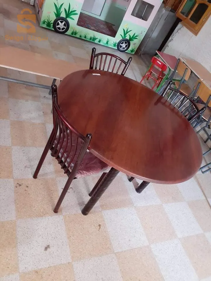 كراسي وطاولات