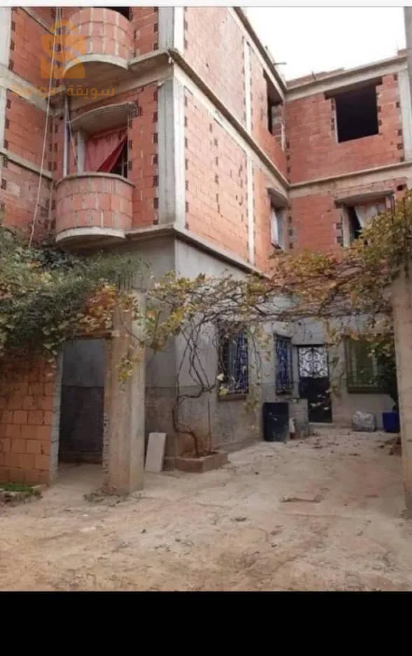 دار للبيع ف حمادي بن واضح من ثلاث طوابق