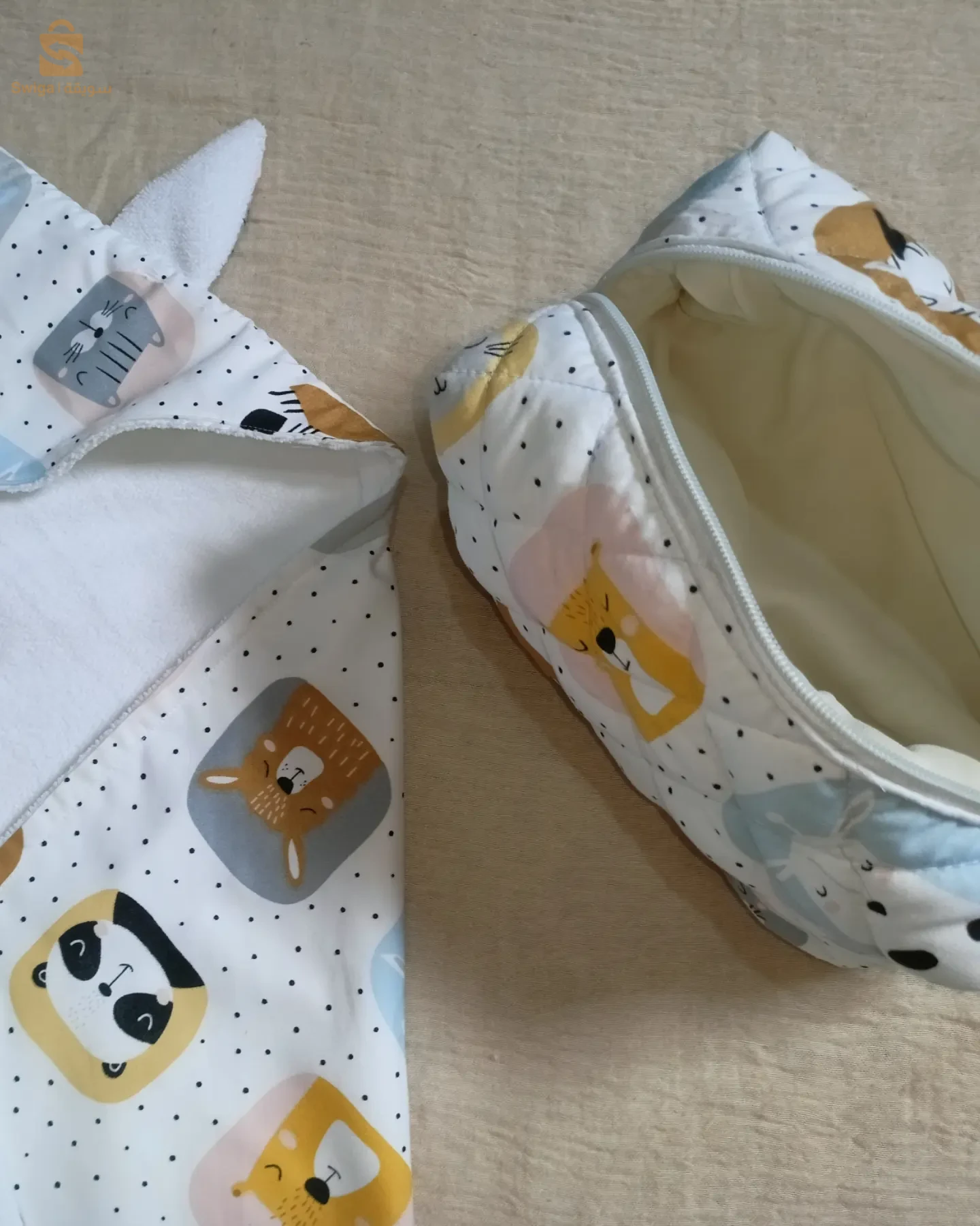 une cape de bain bébé( a 2500da )+ une trousse de toilette(a 800da)